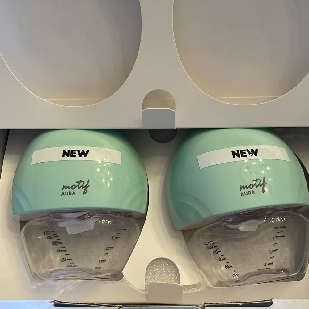Motif Aura Model AAA0022 - 2 wearable wireless pumps w 6 extra bottles & shields